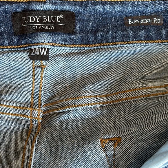 Judy Blue Boyfriend Fit jeans - distressed & intentional bleach spots - Picture 10 of 16